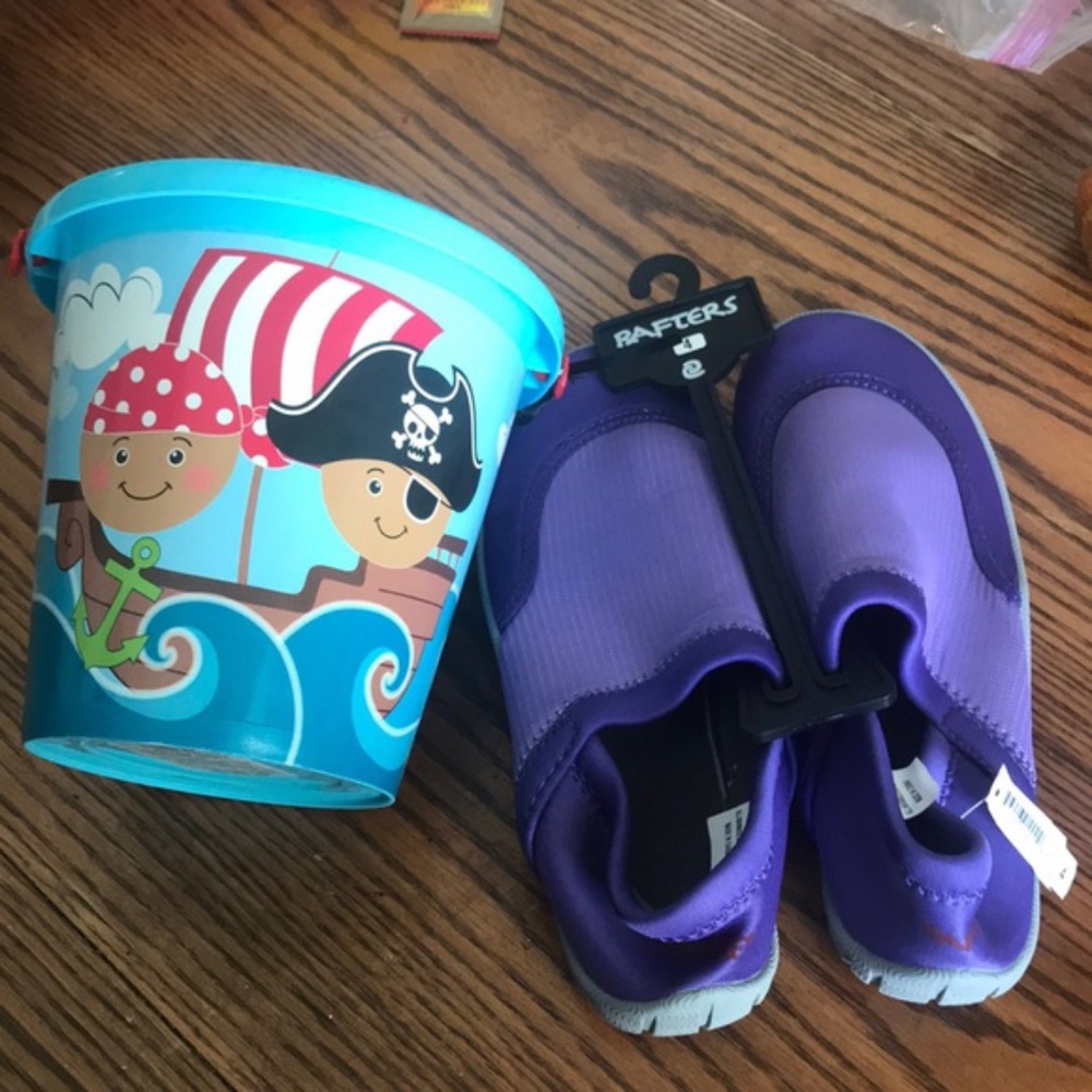 New RAFTERS WATER SHOES PURPLE big girl size 4